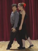 Danid y estudiantes bailando tango